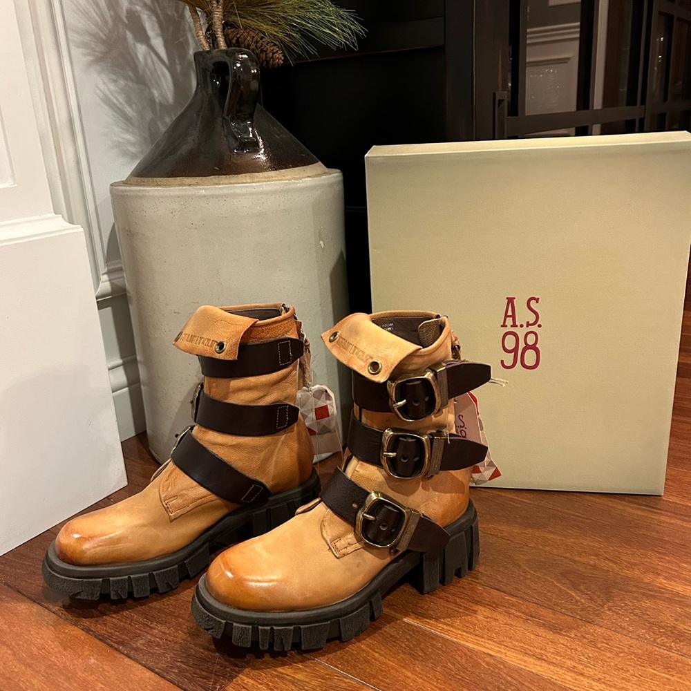 NWT A.S.98 Honey Hamish size 38